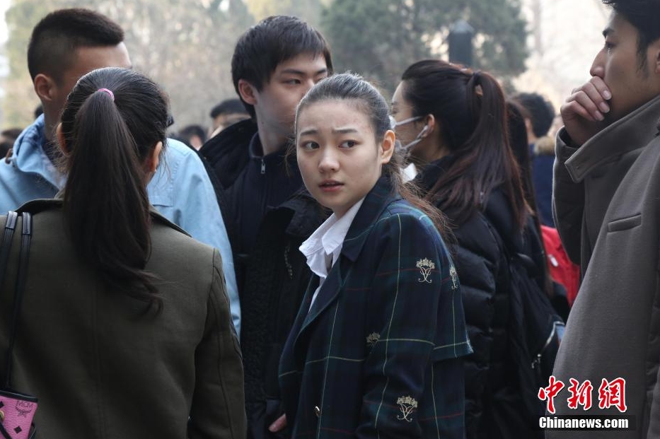 3月17日,北京电影学院艺考复试,俊男靓女云集校园 中新社发 刘宪国