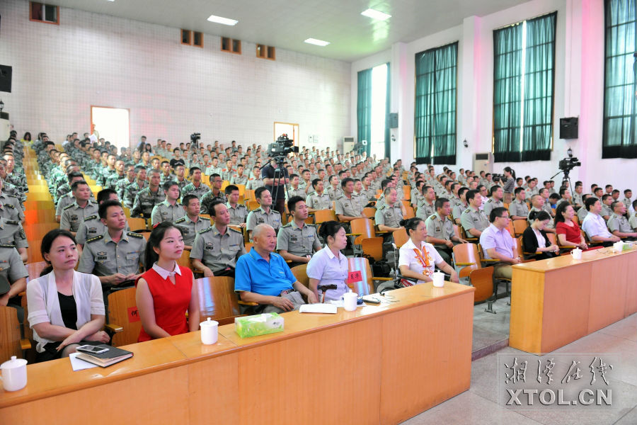 湘潭市委常委,宣传部长蒋锋,市委常委,湘潭军分区政委孔雪兴参加活动.