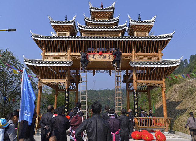 10月20日,在靖州苗族侗族自治县平茶镇高枧侗寨,芦笙阵阵,鞭炮齐鸣