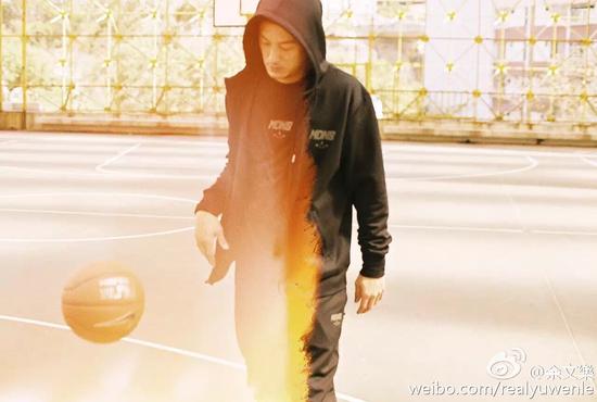 余文乐喜欢打篮球