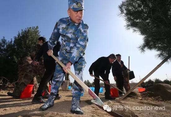 海军司令员吴胜利在植树