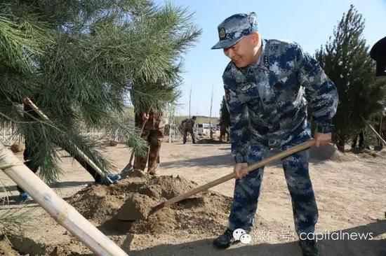 军委副主席许其亮在植树