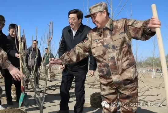 范长龙（右一），郭金龙（右二）