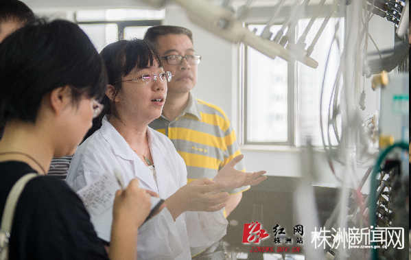 昨日，市质监局联合国网株洲供电公司举办实验室开放日活动，邀请市民现场体验电表计量以及校验全过程。图为工作人员现场讲解。记者 汪成 摄