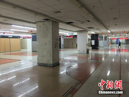 大部分商户已撤离，少数仍在坚持，正常营业。中新网 吴涛 摄