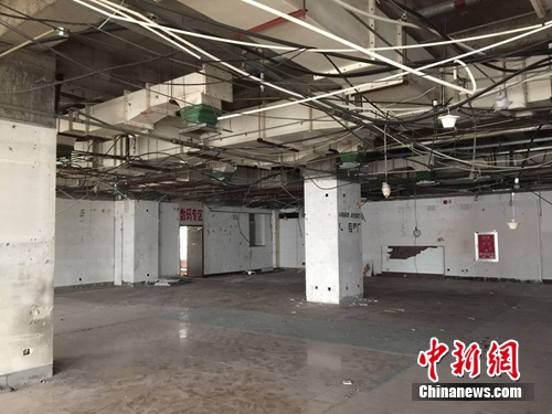 海龙电子城内3楼什么都没有了，部分地区露出水泥墙面。中新网 吴涛 摄