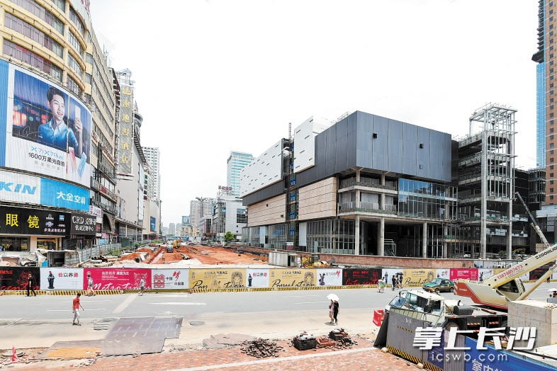 　　黄兴中路原八角亭地段，左边是王府井百货，右边是九龙仓，这里又将成为长沙商业最繁华处。