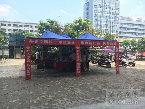“刮奖”活动点搭在湘潭长途汽车站旁、金湘潭前坪