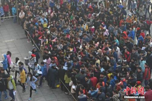 国考报名过半程:最热岗近1500:1 千余岗无人问津