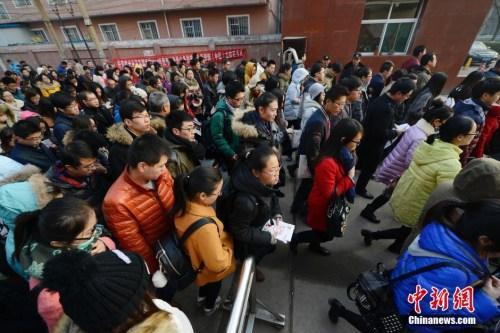 国考报名过半程:最热岗近1500:1 千余岗无人问津