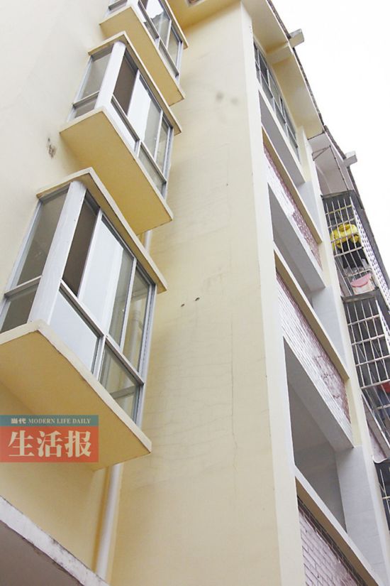 大门装歪墙体开裂 “野马装修”质量问题多(组图)