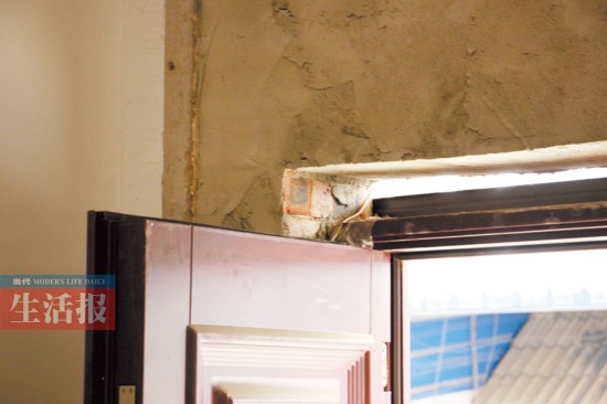 大门装歪墙体开裂 “野马装修”质量问题多(组图)