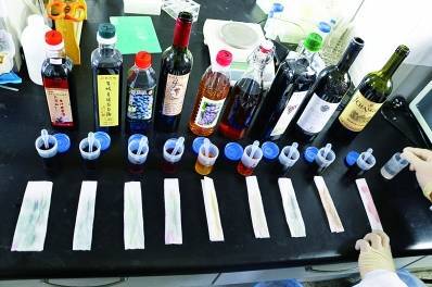 样品中加入小苏打水溶液,部分样品变绿