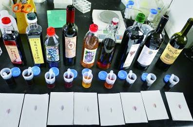 把样品分别滴在纸巾上,颜色均匀分布,没出现网传的真品均匀晕染、假品不均匀分布的情况