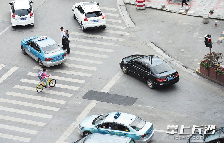 　　危险行为　　3　　骑车过斑马线，而且闯红灯