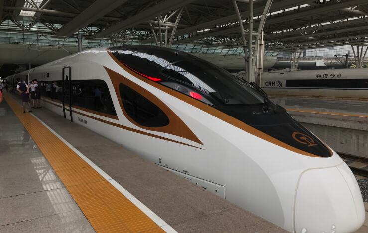 高铁G124号即将发车。