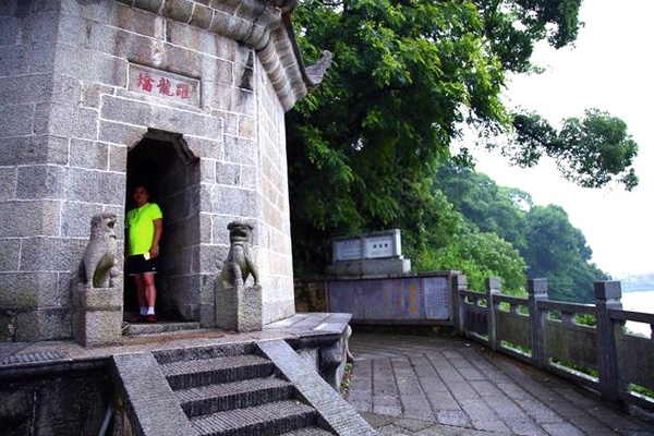 跃龙塔内的石碑刻有：“大清乾隆时，桃花江市人，公置塔基，道光十四年甲午夏各里绅耆公建。”清同治《益阳县志》载：“清道光十四年，由邹化良、周代炳、刘铖、夏德森、潘时倜、徐庚兵等倡建。”