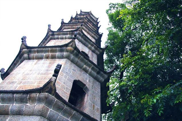 跃龙塔亭亭卓立，气宇轩昂，通过手扶楼梯爬上塔顶，可遥望浮邱之雄，俯视资水之秀。跃龙塔与天问台遗址、屈子钓台在凤凰山连成一体，构成桃花江镇又一独特景观。如今，前去游玩的人们络绎不绝。