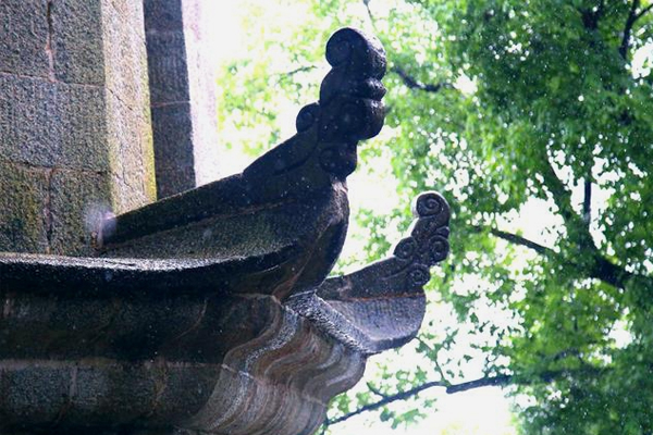 当年为何公建此塔，清代桃花江市文人周代炳在其撰写的《跃龙塔记》中作了如下记述：论品地可为千古法，论钟鼎可垂一代名，论科第可为一时冠。乃由今思昔，或一再传而田庐变置，或一再传而书剑飘零。而忠孝节义，磊磊落落，与日月争光之伟男子，人世间曾不一二人，此果时未至欤？不然风水之说非尽无凭，塔之建也，孰急于此。