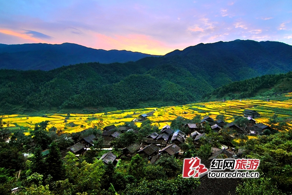 景区位于湖南省绥宁县境内的西南部,地处五岭山系与雪峰山系交汇处.