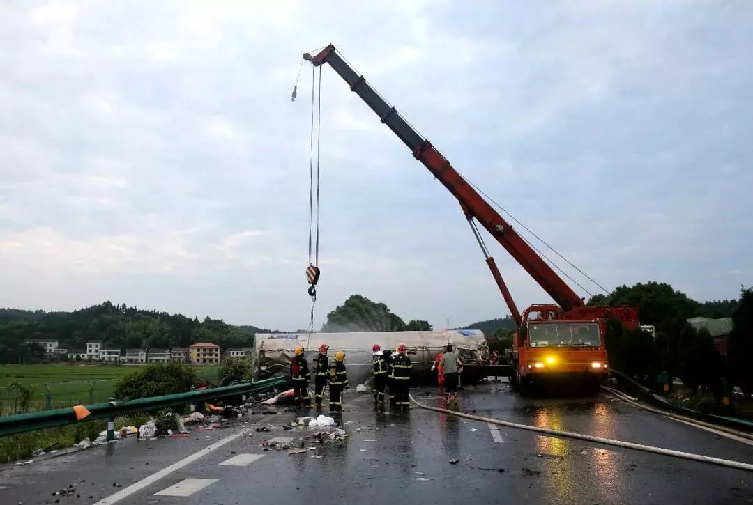 衡阳消防629京港澳高速重大交通事故处置救援纪实