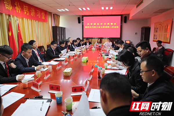 分团会议上，代表们围绕大会工作报告进行了热烈的讨论。