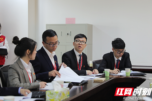 聚精会神地听取其他代表的发言。