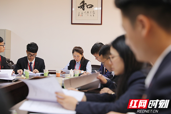 阅读工作报告，代表们准备接下来的发言。