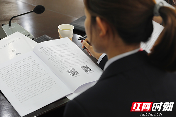 扫描会议材料上的二维码，便可获取图解报道、会议日程信息。